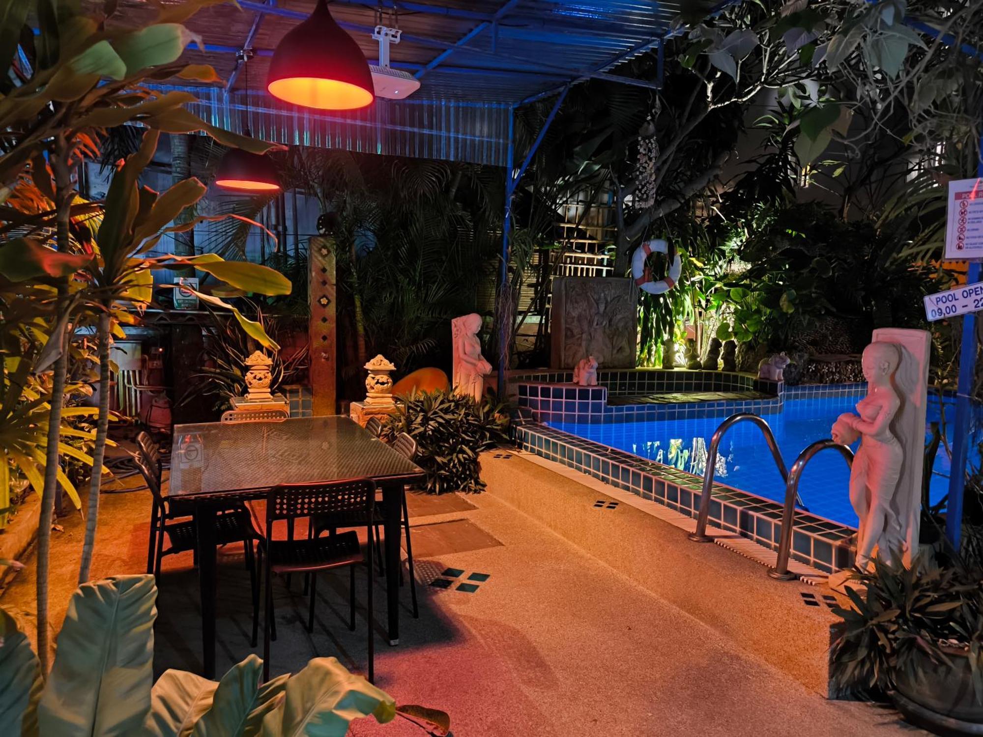Seven Seas Hotel Patong Buitenkant foto