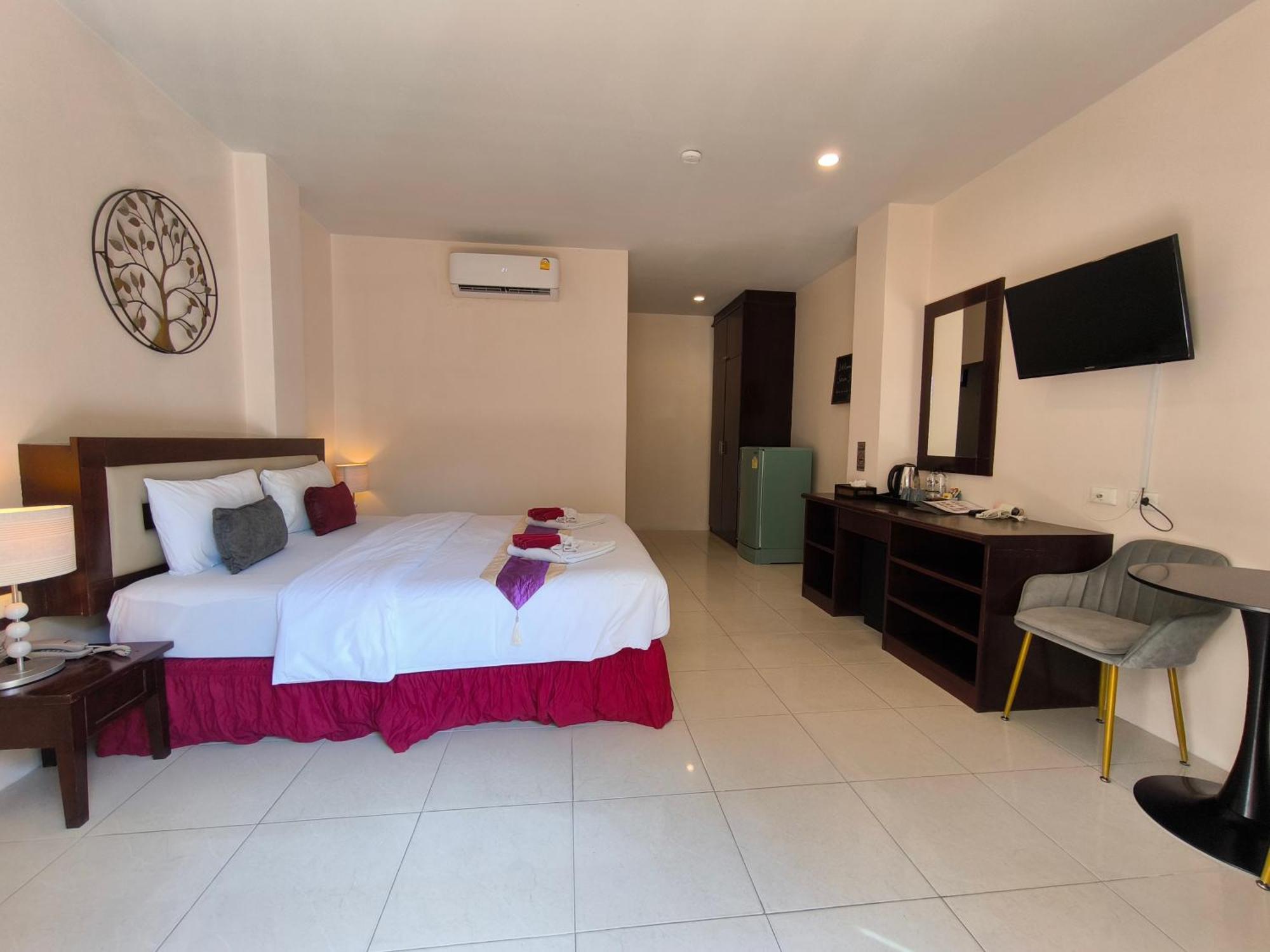 Seven Seas Hotel Patong Buitenkant foto